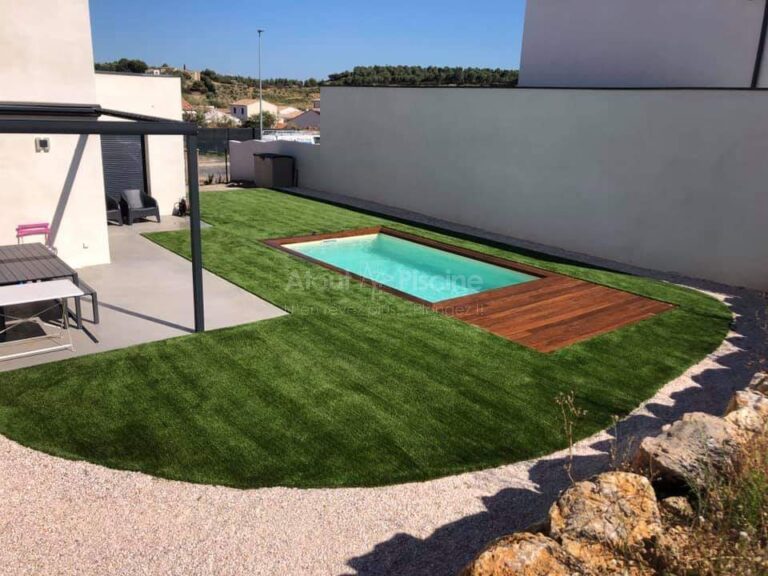 Plage de piscine en gazon synthétique