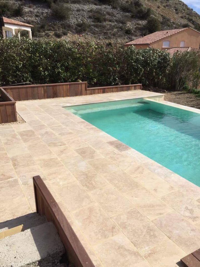Piscine Tradition Béton, aménagement des plages, couverture immergée.