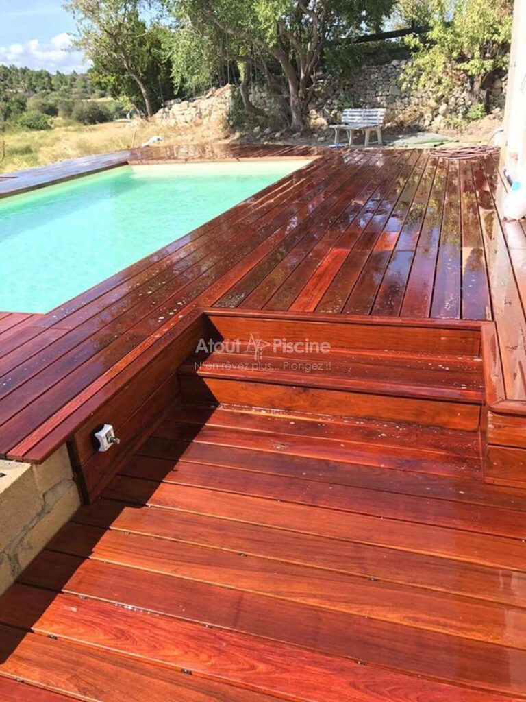 Piscine en béton 8x4 avec plages en bois ipé